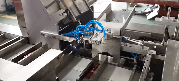 化妝品裝盒機說明書放置機構