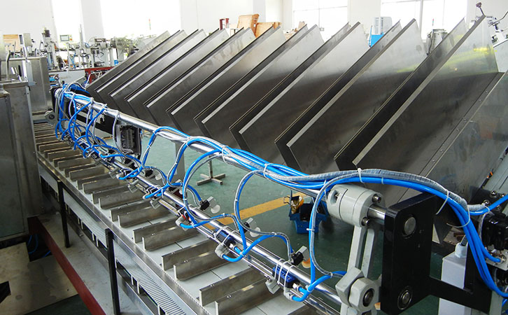 十下料槽面膜裝盒機生產現場