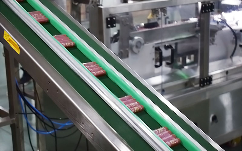 5號(hào)電池全自動(dòng)理料裝盒機(jī)前端連線傳送帶